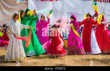 Qashqai traditionelle Tänze während der Hochzeitszeremonie, Nomaden Menschen des Iran. Stockfoto