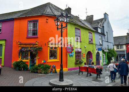 Bunte Fassaden von Geschäften und Galerien in Newman's Mall im Zentrum der Stadt Kinsale, County Cork, Republik von Irland Stockfoto