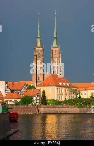 Breslauer Dom, Aussicht bei Sonnenuntergang der Doppel überragte West End der Kathedrale der Hl. Johannes der Täufer auf die Dominsel, Wroclaw, Polen. Stockfoto