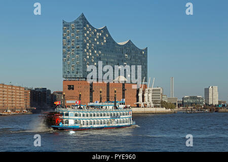 Raddampfer Louisiana Star vor der Elbphilharmonie, Harbour City, Hamburg, Deutschland Stockfoto