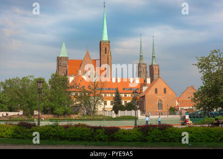 Wroclaw Polen, Blick auf die Skyline von Tumski Insel mit der Türme der Heilig-Kreuz-Kirche (links) und der hl. Johannes der Täufer Kathedrale (rechts). Stockfoto