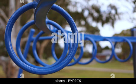 Blau Gymnastik Ringe für Kinder in öffentlichen Park Stockfoto