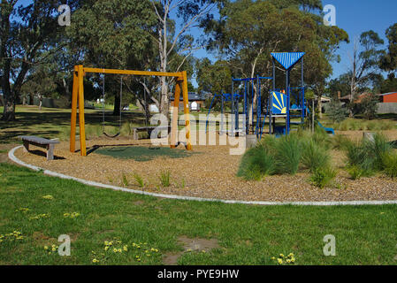 Leeren Spielplatz am öffentlichen Park tagsüber mit vielen Bäumen und blauer Himmel Stockfoto