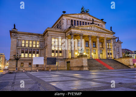 Das Konzerthaus am Gendarmenmarkt in Berlin bei Nacht Stockfoto