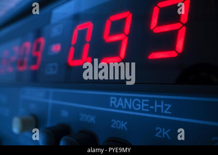 Elektronische Messgeräte. Funktionsgenerator und Multimeter Messgerät für die Messung der Spannung Stockfoto
