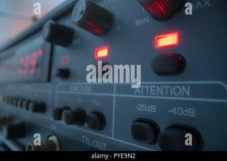 Elektronische Messgeräte. Funktionsgenerator und Multimeter Messgerät für die Messung der Spannung Stockfoto
