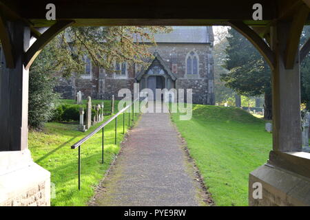 Der IDE-Hill St. Maria Kirche ist neben dem Village Green. Ide-Hill ist in SE England, Kent. Es ist die höchste Kirche in Kent bei rund 250 Meter Stockfoto