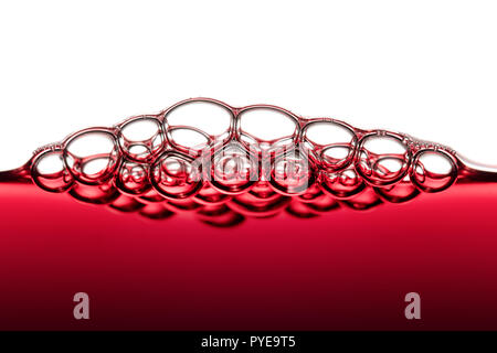 Abstrakte Food Art Muster von Rotwein Blasen fotografiert Close-up vor weißem Hintergrund Stockfoto