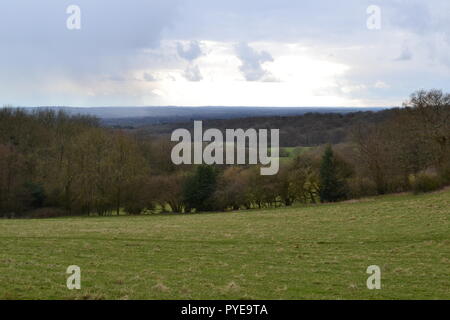 Schneeregen Sturm über die niedrige weald von Kent in der Nähe von IDE-Hill, North Downs. Im frühen Frühjahr Stockfoto