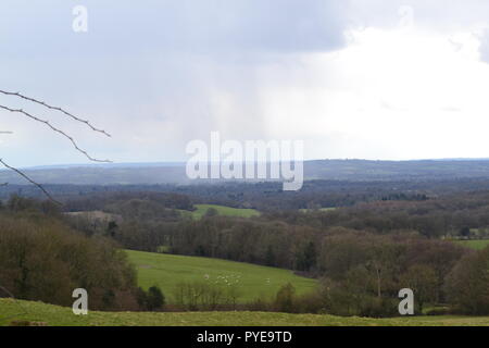 Schneeregen Sturm über die niedrige weald von Kent in der Nähe von IDE-Hill, North Downs. Im frühen Frühjahr Stockfoto