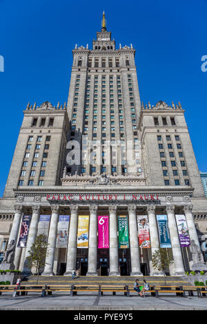 Einer der Eingänge der Palast der Kultur und Wissenschaft in Warschau, Polen 2018. Stockfoto