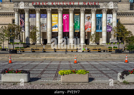 Einer der Eingänge der Palast der Kultur und Wissenschaft in Warschau, Polen 2018. Stockfoto