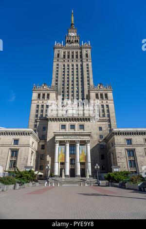 Einer der Eingänge der Palast der Kultur und Wissenschaft in Warschau, Polen 2018. Stockfoto