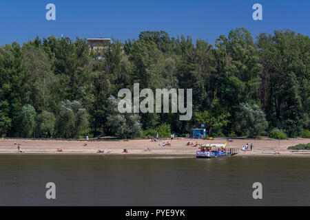 Die Menschen sind zum Sonnenbaden an den Ufern der Weichsel in Warschau, Polen 2018. Stockfoto