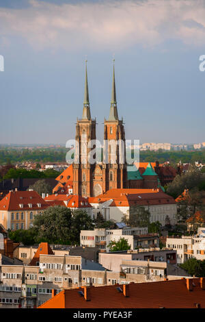Breslauer Dom, Luftbild bei Sonnenuntergang der Doppel überragte West End der Kathedrale der Hl. Johannes der Täufer auf die Dominsel, Wroclaw, Polen. Stockfoto