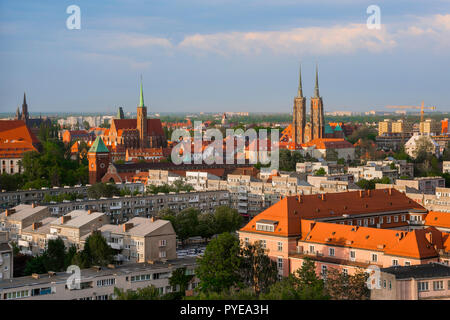 Wroclaw Polen, Blick über das Universitätsviertel in Richtung Heilig-Kreuz-Kirche (links) und die Kathedrale des Hl. Johannes des Täufers (rechts) auf die Dominsel. Stockfoto