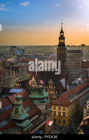 Wroclaw Stadtbild, Luftaufnahme bei Sonnenuntergang von der Altstadt in Breslau mit dem Rathaus turm auf die Skyline, Polen sichtbar. Stockfoto