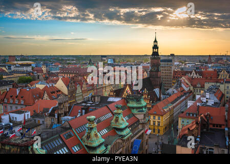 Breslau Polen, Luftaufnahme bei Sonnenuntergang von der Altstadt in Breslau mit dem Rathaus turm auf die Skyline, Polen sichtbar. Stockfoto