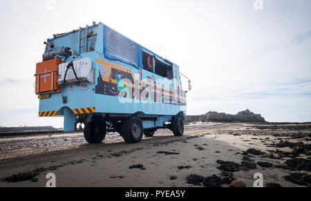 Amphibienfahrzeug (Fähre) nehmen Touristen zu Elizabeth Castle in St. Helier, Jersey, Channel Islands Stockfoto