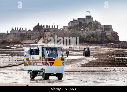 Amphibienfahrzeug (Fähre) nehmen Touristen zu Elizabeth Castle in St. Helier, Jersey, Channel Islands Stockfoto