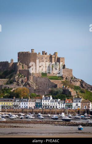 Mount Orgueil Castle auch als Gorey Castle im Bild von Long Beach in Grouville Bay Gorey, Jersey bekannt Stockfoto