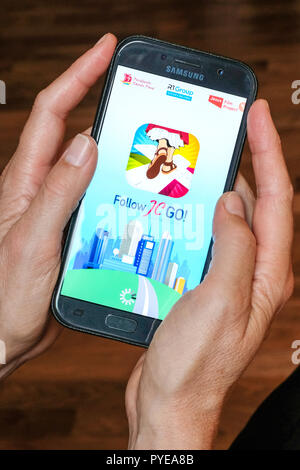 Vatikan gibt die Smartphone App' Folgen JC GEHEN!" (Jesus Christus), die fast an das Modell Pokémon Gehen identisch. Anstelle von Monster, Heiligen sind jetzt gesucht und im Vatikan Spiel erwischt. Das Spiel ist derzeit nur verfügbar in Spanisch, andere Sprachversionen werden in Kürze veröffentlicht. Foto zeigt die Login Seite des 'Folgen JC GO!' auf einem Smartphone. Stockfoto