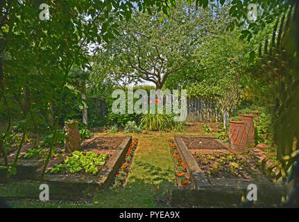 Gemüsegarten IN EINEM PRIVATEN GARTEN. AUGUST 2018. OAKHAM, Rutland, England. Kleine geschlossene Gemüsegärten mit erhöhten Betten eingepflanzt Stockfoto