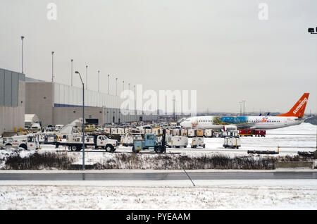 Flugzeuge, die in Toronto International Airport an einem kalten Wintertag geparkt Stockfoto