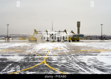 Flugzeuge sind Futter bis zu den schneebedeckten Landebahn vom Flughafen Toronto (YYZ), der größten Entfrostung Station in der Welt, behandeln zu lassen, bevor Sie abheben. Stockfoto