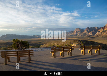 Parkbänke warten für die Besucher der Blick in malerische Red Rock Canyon National Conservation Area in Las Vegas, Nevada zu genießen. Stockfoto