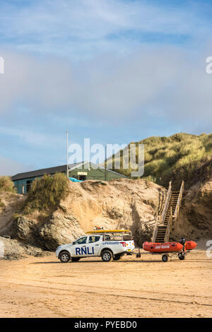 Die RNLI Rettungsschwimmer Hütte und Emergency Response Fahrzeug mit Anhänger auf Crantock Beach in Newquay in Cornwall. Crantock Beach ist ein Fest für gefährliche r Stockfoto