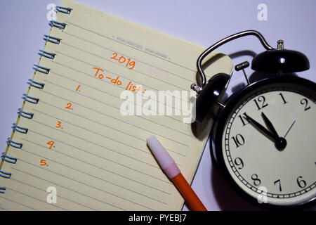 2019 Aufgabenliste text auf Notebook, Wecker und Farbstift, auf weißem Hintergrund smartphone, für Mock up für das Hinzufügen von ihrer Liste business Präsentation Stockfoto