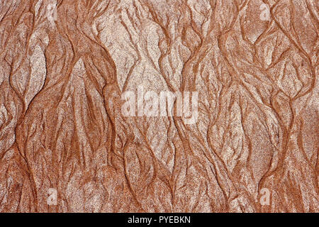 Ein abstraktes Bild des mäandernden Rinnsalen hinter in den Sand ließ als die Flut Ebbe und Wasserablauf vom Strand. Stockfoto