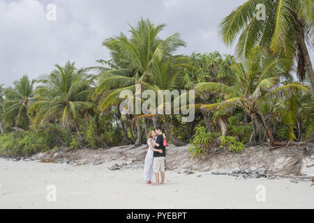 Junges Paar in Liebe küssen auf exotische Reiseziel am tropischen Strand. Verliebtes Paar auf Hochzeitsreise auf exotische Insel. Hochzeitsreise schönes Paar Stockfoto