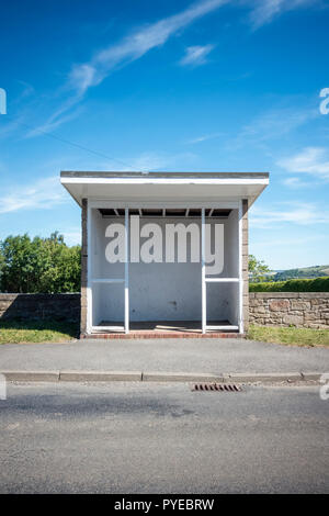 Moderne Stein und Holz Bushaltestelle oder Tierheim an der Seite einer Straße in hellen Sommer Sonnenschein, Consett, County Durham, England, Großbritannien Stockfoto