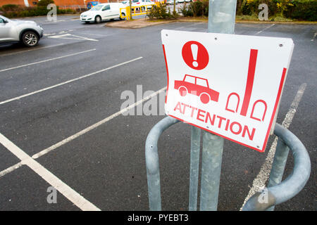 Warnschild an kreisförmigen Barriere Autos vom Schlagen einen Laternenpfahl in einem Supermarkt Parkplatz, Durham zu stoppen, County Durham, UK Stockfoto