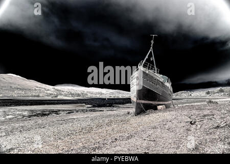 Im shore Fischerboot in Corpach aufgegeben am Strand von Loch Linnhe in Fort William in den schottischen Highlands Stockfoto