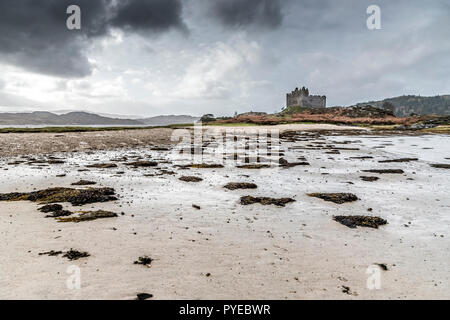 Die Ruinen der Clan Macdonald aus dem 13. Jahrhundert stammenden Schloss Tioram am Ufer des Loch Moidart in der westlichen schottischen Highlands Stockfoto