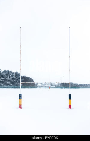 Ein Rugby Pitch- und torpfosten nach einem schweren Sturz von Schnee in Consett, County Durham, England, Großbritannien Stockfoto