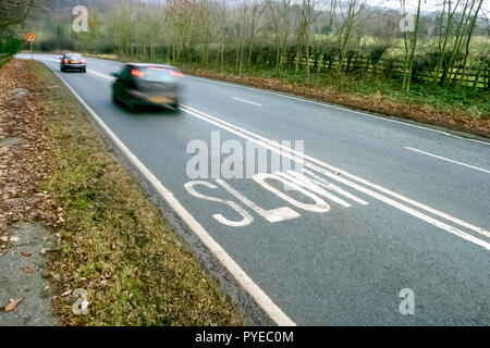 Verkehr, Autos und Lastwagen, fahren entlang einer Landstraße mit langsamen und eine doppelte weiße Linie in der Mitte, England Großbritannien gekennzeichnet Stockfoto