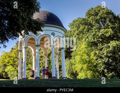 Wiesbaden, Neroberg, Deutschland, 1.Juli 2018, die Nerobergtempel auf dem Hügel Neroberg in Wiesbaden im Sommer, mit kostenlosen Tanzpaare Stockfoto