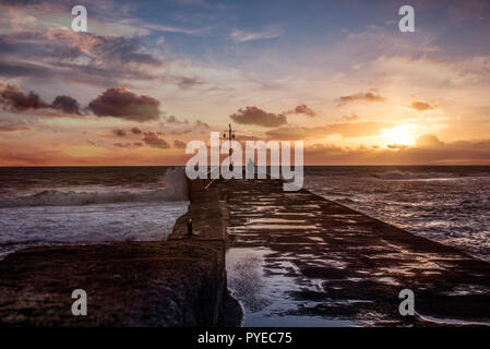 Porthleven Harbour Cornwall, Sonnenuntergang auf dem Peir bei Porthleven Cornwall Stockfoto