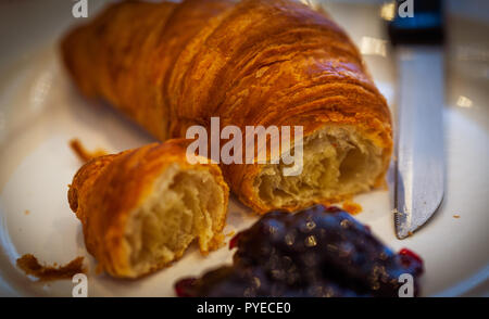 Frühstück Croissant und Marmelade Stockfoto