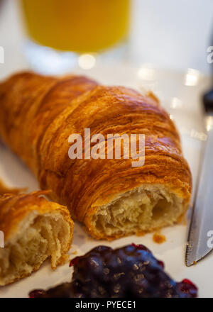 Frühstück Croissant und Marmelade Stockfoto