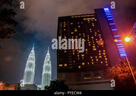 Petronas Towers von hinter dem Traders Hotel, Kuala Lumpur City Centre (KLCC), Malaysia Stockfoto