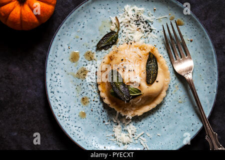 Kürbis und Ricotta gefüllte Ravioli mit knackigem Salbei, verbrannt, Butter und Parmesan Stockfoto