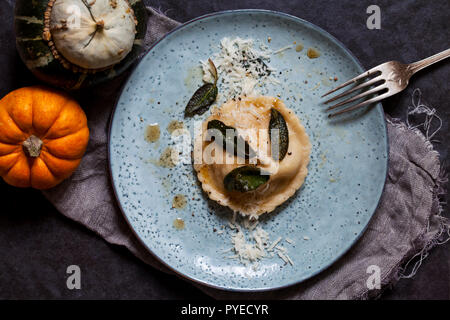 Kürbis und Ricotta gefüllte Ravioli mit knackigem Salbei, verbrannt, Butter und Parmesan Stockfoto