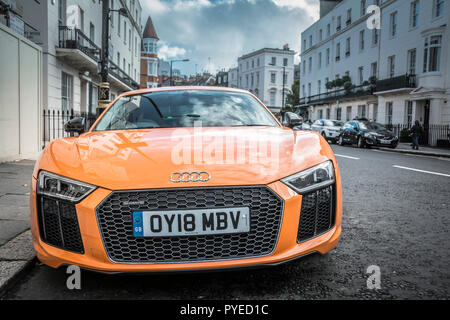 Eine orange Audi R8 high performance supercar in Westminster, London, UK Stockfoto