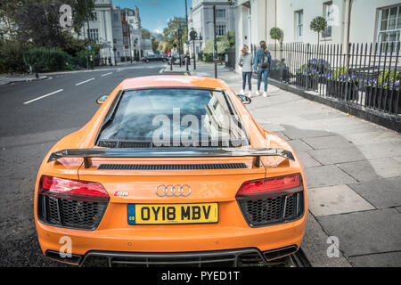 Eine orange Audi R8 high performance supercar in Westminster, London, UK Stockfoto