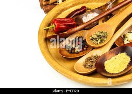 Verschiedene spice Typen auf einem Löffel aus Holz. Verkauf von Gewürzen. Gewürze auf einem weißen Hintergrund Stockfoto